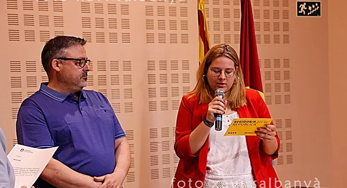 Miriam Puig en el moment en què va prometre el cà rrec com a regidora ( Foto: Xavi Salbanyà )