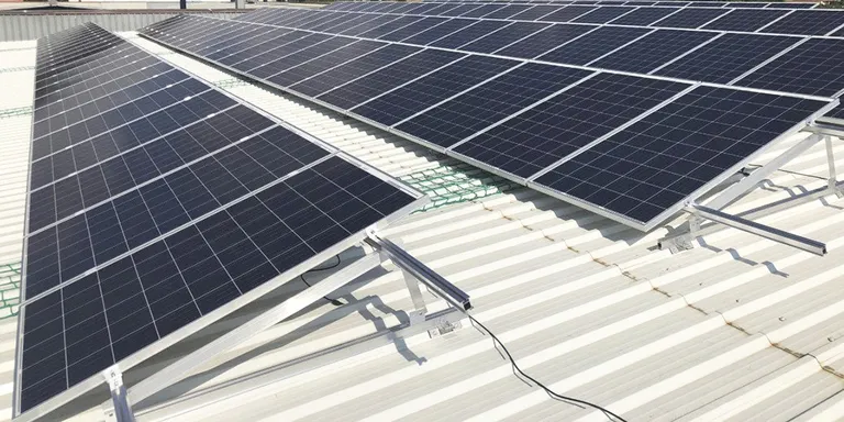 Més de la meitat de les teulades dels polígons industrials de Caldes són òptimes per instal·lar-hi estacions fotovoltaiques
