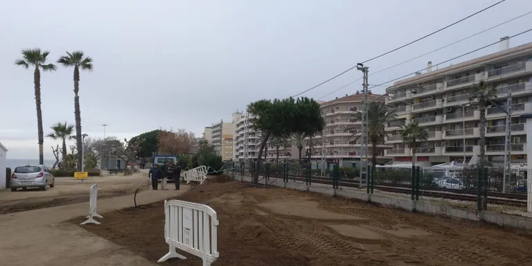 Parcs i Jardins renova l'enjardinament de la Platja dels Pescadors