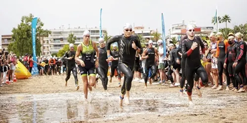 Andrés Puertólas i Melodie Riotteau, guanyadors de la prova reina de la Triatló de Cambrils