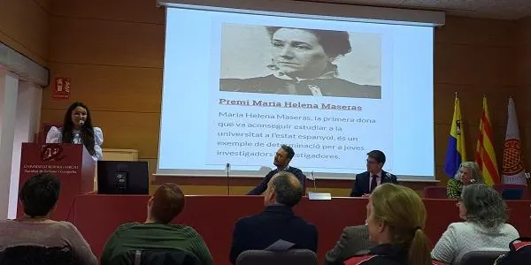 Júlia Vidal rep el premi Maria Helena Maseras de la URV al millor Treball Fi de Màster a la recerca en matèria de dones i ciència