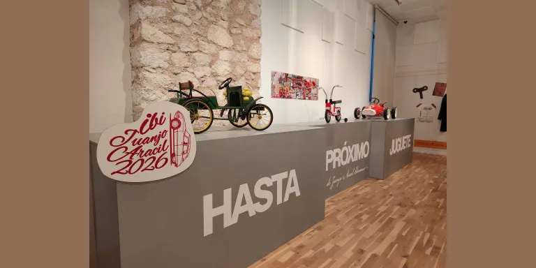 El coleccionista ibense Juanjo Aracil Chamorro muestra parte de sus fondos en el Museo del Juguete