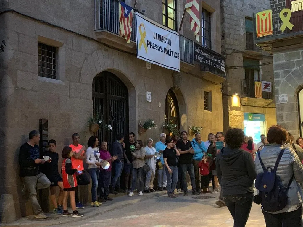 Prop d'un centenar de persones convocades per Acció Unitària de Solsona es concentren davant l'Ajuntament en suport a les detingudes dels CDR