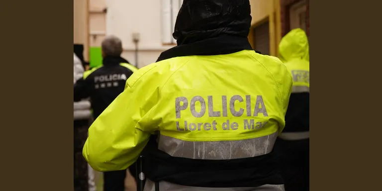Detenen un home per intentar entrar en un supermercat de Lloret trencant l'aparador amb un puntal d'obra