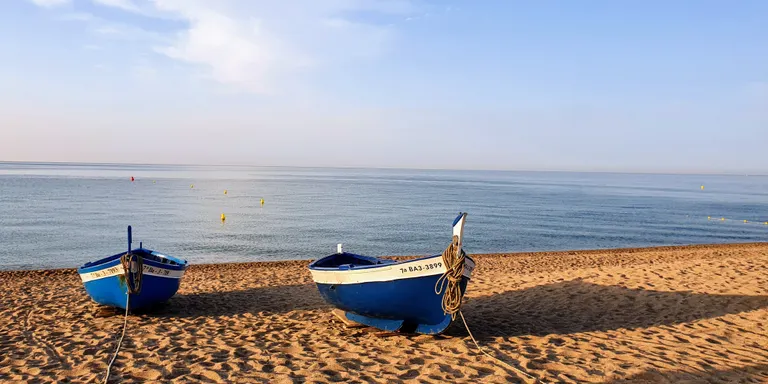 Temps estable amb calor moderada i mar de fons