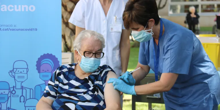 Sanitat aprova la tercera dosi de la vacuna contra la covid-19 per a majors de 70 anys a partir de finals d'octubre