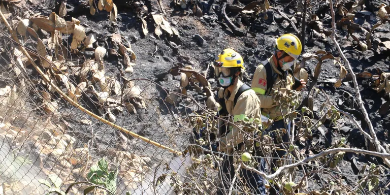 Els Bombers extingeixen l'incendi de Portbou