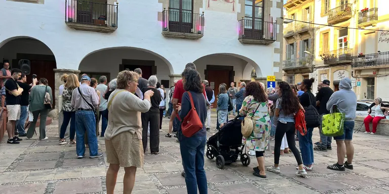Desenes de persones omplen la plaça de l'Ajuntament per denunciar el genocidi a la Franja de Gaza