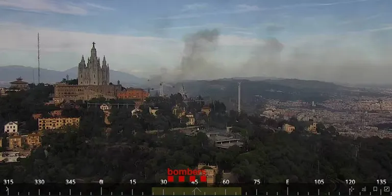 Deu dotacions dels Bombers, tres aèries, treballen en un foc de vegetació al turó de Montcada, a Collserola