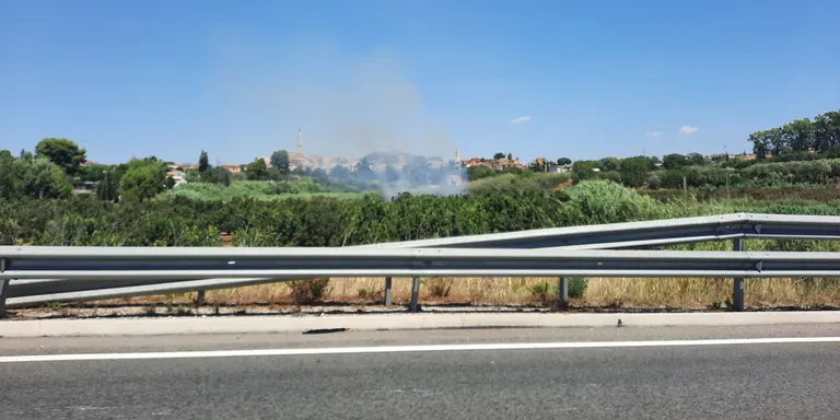 Una desena de dotacions de Bombers treballen en un nou incendi a Valls