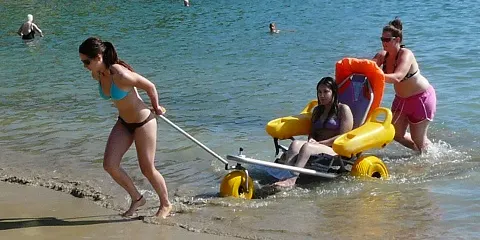 NUEVA EDICIÓN DEL ‘BAÑOS SIN BARRERAS’ EN LA PLAYA DE HONDARRIBIA