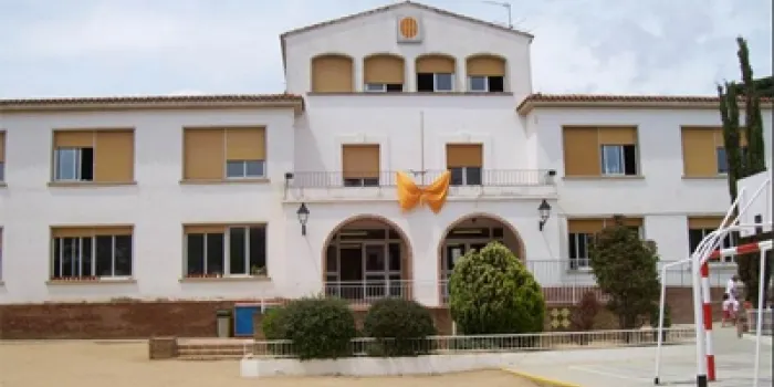 Retiren la part de la teulada i uns dipòsits d’aigua d’uralita a l’escola Joan Maragall