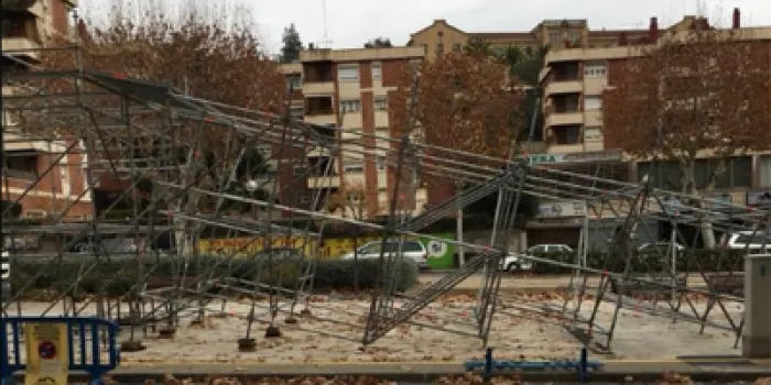 Ja ha començat la instal•lació del tobogan gegant de gel