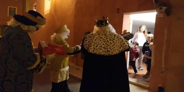 Els Reis d'Orient reparteixen regals porta a porta a Altafulla