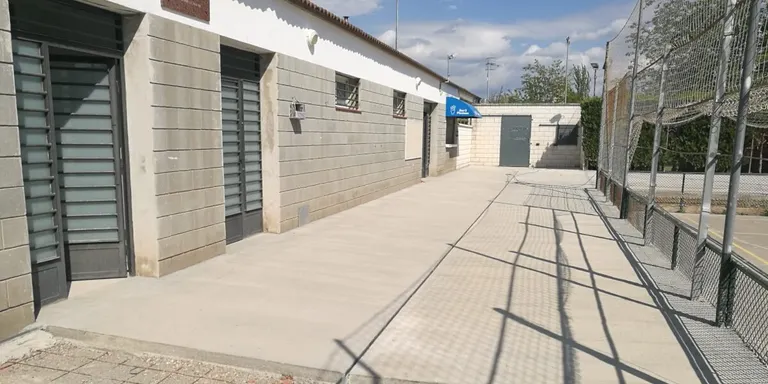 Obres per millorar l'entrada de les piscines