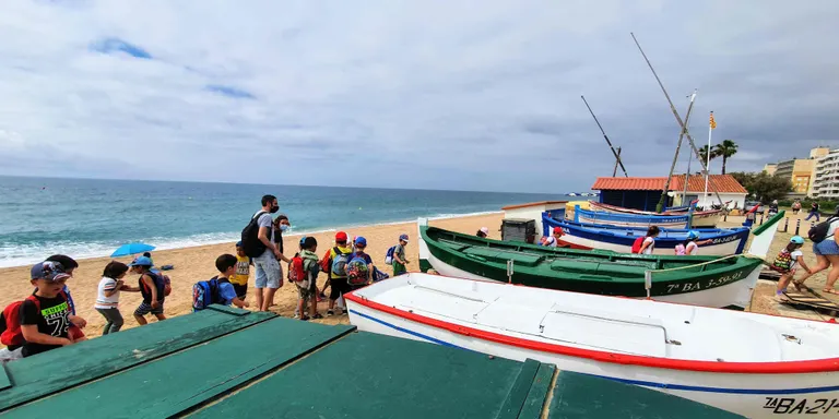 Els alumnes de l'escola Jaume I coneixen el món de la pesca a Pineda i netegen la platja de brutícia