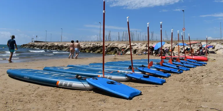 La Base Nàutica del Club Nàutic Cambrils ofereix un seguit d’activitats aquàtiques per l'estiu
