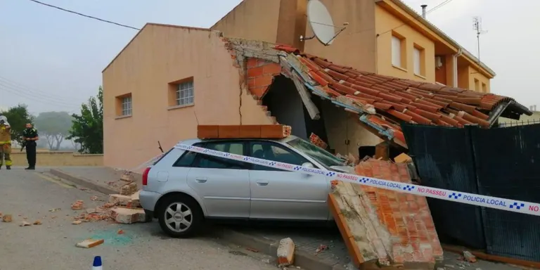 Un cotxe s'encasta contra el garatge d'un habitatge de Sils