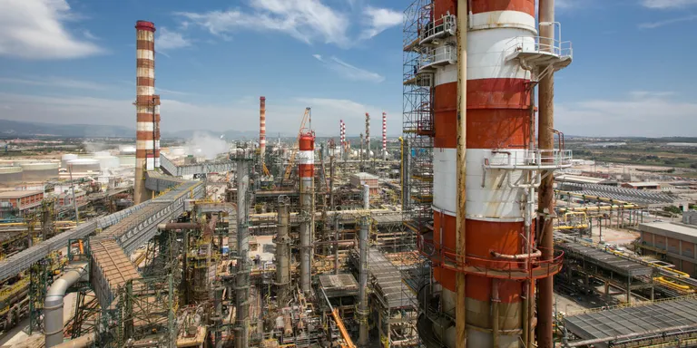 Una parada no programada a Repsol provoca soroll i fum negre