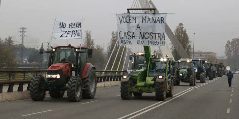 Organitzacions agràries mobilitzen un centenar de tractors a Lleida per exigir un replantejament de les ZEPA
