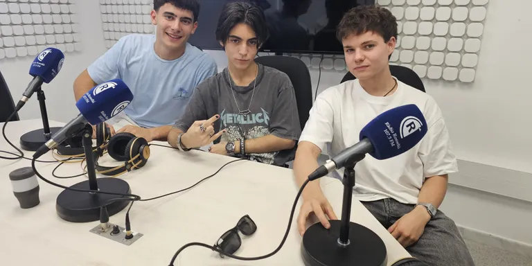 La banda de Damnor entra a l'estudi de gravació per enregistrar el seu primer single 'Devils in heaven'