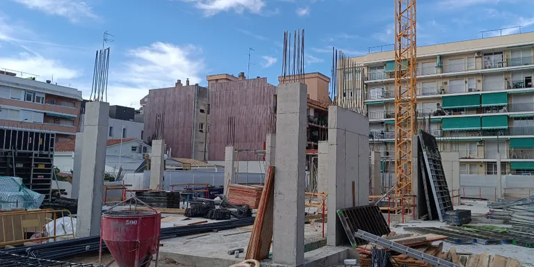 Les obres del nou CAP de Pineda avancen i ja es construeixen els pilars de l'edifici