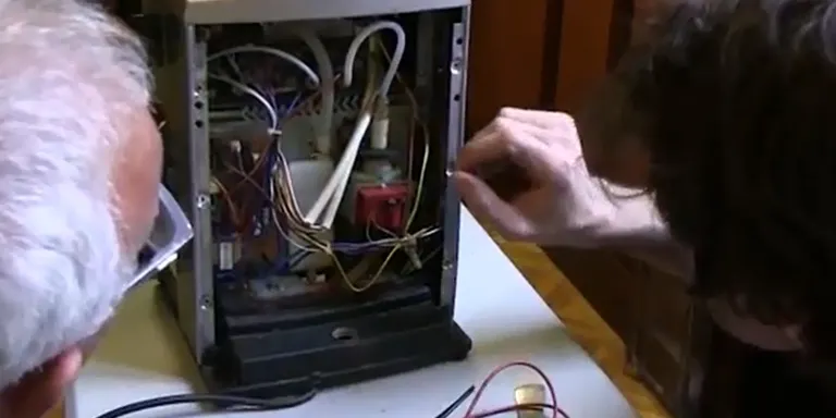 El "Dimecres manetes" ajuda a reparar petits electrodomèstics i a disminuir residus