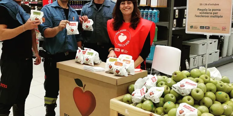 Torna la campanya solidària “Una poma per la vida”