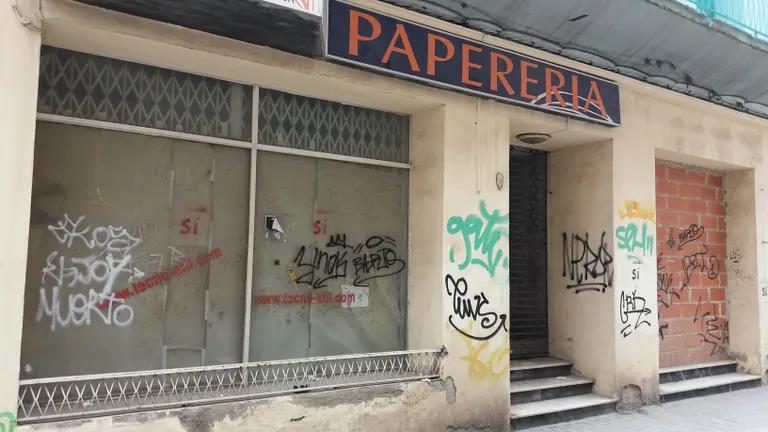 Continua l'enderroc de l'edifici en mal estat del Carrer de Mar