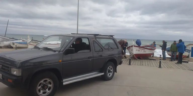 El temporal afecta la línia de la costa i els pescadors de Pineda pugen barques fins al passeig