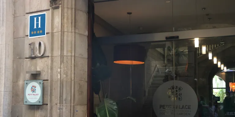 Els Mossos apunten que la causa de l'explosió a l'Hotel Petit Palace de Barcelona és material pirotècnic tirat a la zona