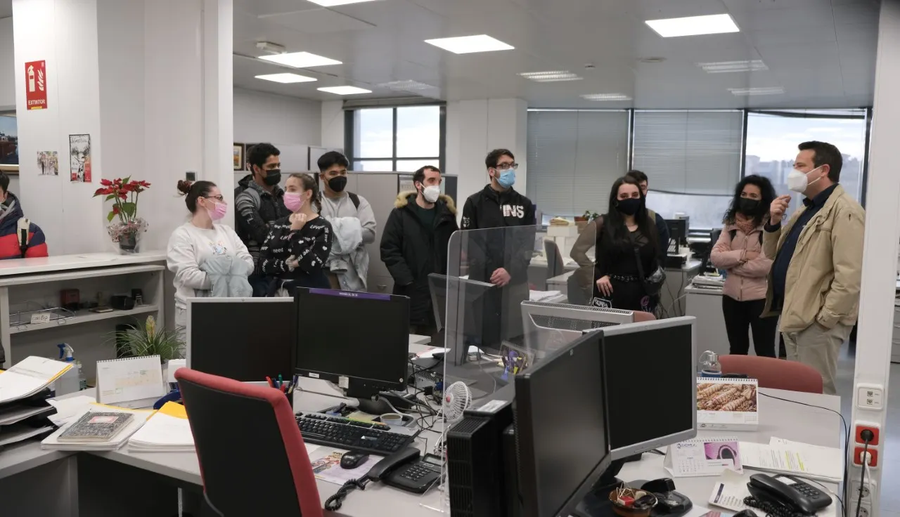 L’alumnat del Graduat en educació secundària de l’Escola d’Adults visita l’Ajuntament de Cambrils  