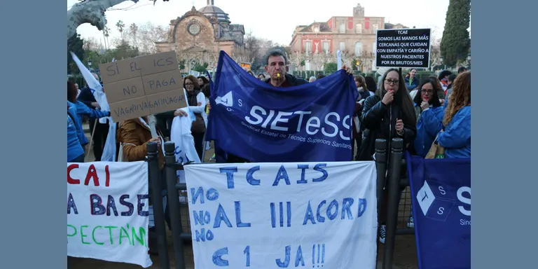 Els tècnics sanitaris es manifesten davant del Parlament a l’espera de rebre una proposta de Salut amb millores laborals