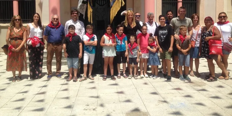 La tradicional foto dels Peres, Petres, Paus i Paules, a la plaça Pere Aguilera