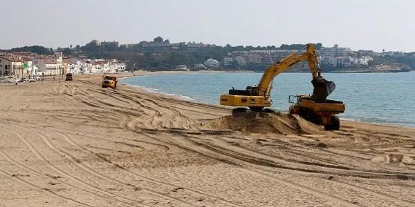 Costes redistribueix 27.000 m3 de sorra a la platja d’Altafulla, des de la Roca del Gaià fins a la zona del Fortí i Botigues de Mar