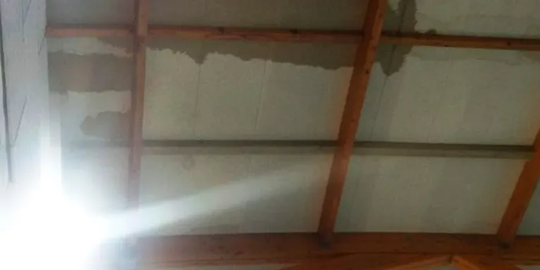 La piscina de Can Xaubet, tancada aquest dimecres a causa dels degoters de la coberta