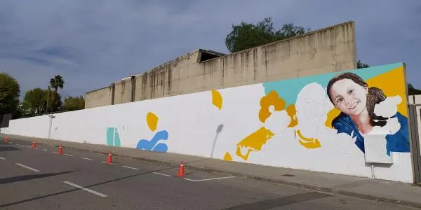 El nou mural de l'Escola La Portalada comença a agafar forma