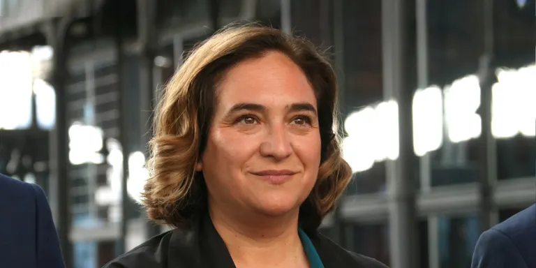 Colau cancel·la la seva agenda després de donar positiu en covid-19