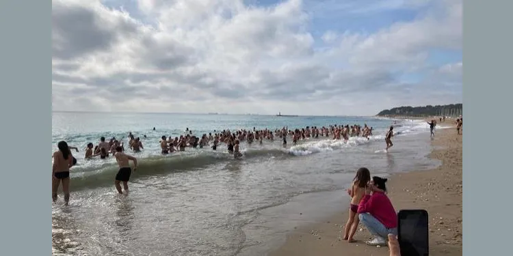 Més de 150 persones es banyen a la platja d'Altafulla en el ritual iniciàtic de cada primer d'any