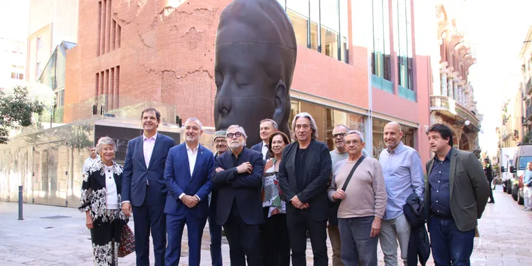 L'escultura 'Carmela' de Plensa estarà vuit anys més davant del Palau de la Música