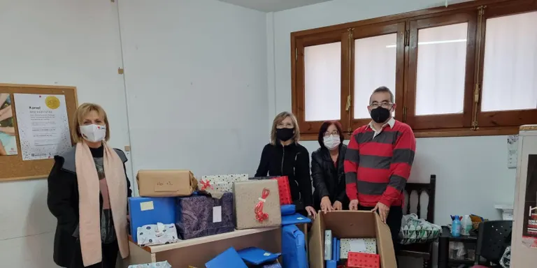 La Unió de Botiguers recull 120 articles dintre la campanya ‘Cap nen sense joguina’ i els lliura a Càritas