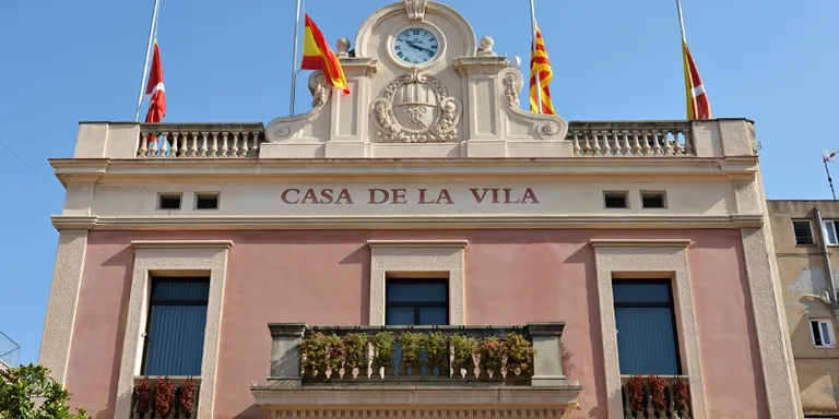 Les banderes de l’Ajuntament onejaran a mig pal en el 2n aniversari del 17A