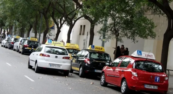 La vaga d’examinadors continua passant factura a les autoescoles