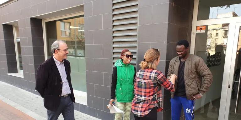 Els primers veïns d’habitatge social cooperatiu entren a viure