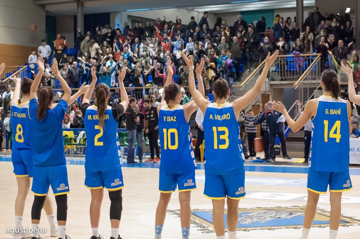 Salutació del Cadí La Seu a l'afició (Foto: Agustí Peña)