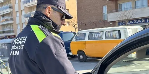 La Policia local de Torredembarra interposa més de trenta denúncies per conduir fent servir el mòbil