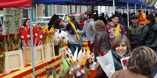 El passeig Joan Brudieu de la Seu d'Urgell ofereix 39 parades aquest Sant Jordi