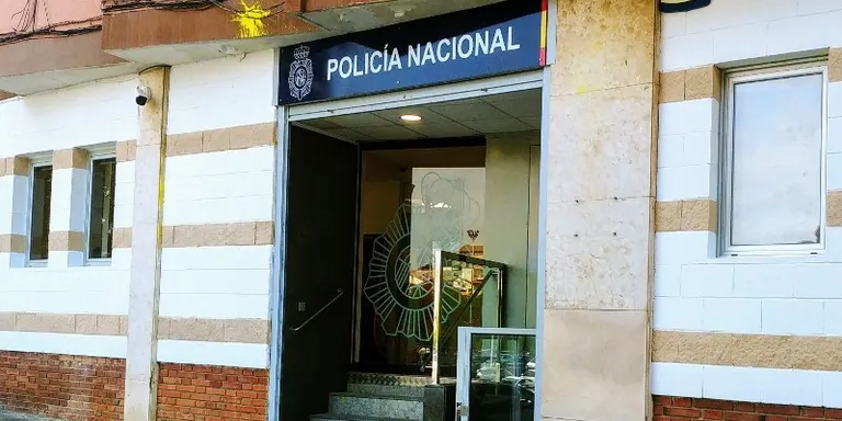 Repinten la façana de la Policia Nacional que va patir actes vandàlics