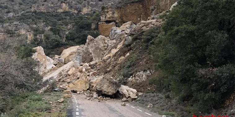 Una gran esllavissada atrapa un vehicle a la carretera LV-9124 a Castell de Mur