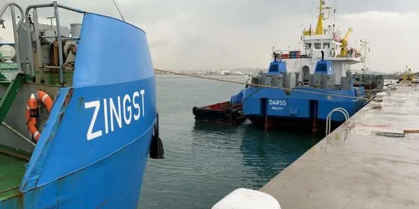 Traslladen per mar més d’un milió de tones de pedres de Sitges a Tarragona per evitar el trànsit de camions